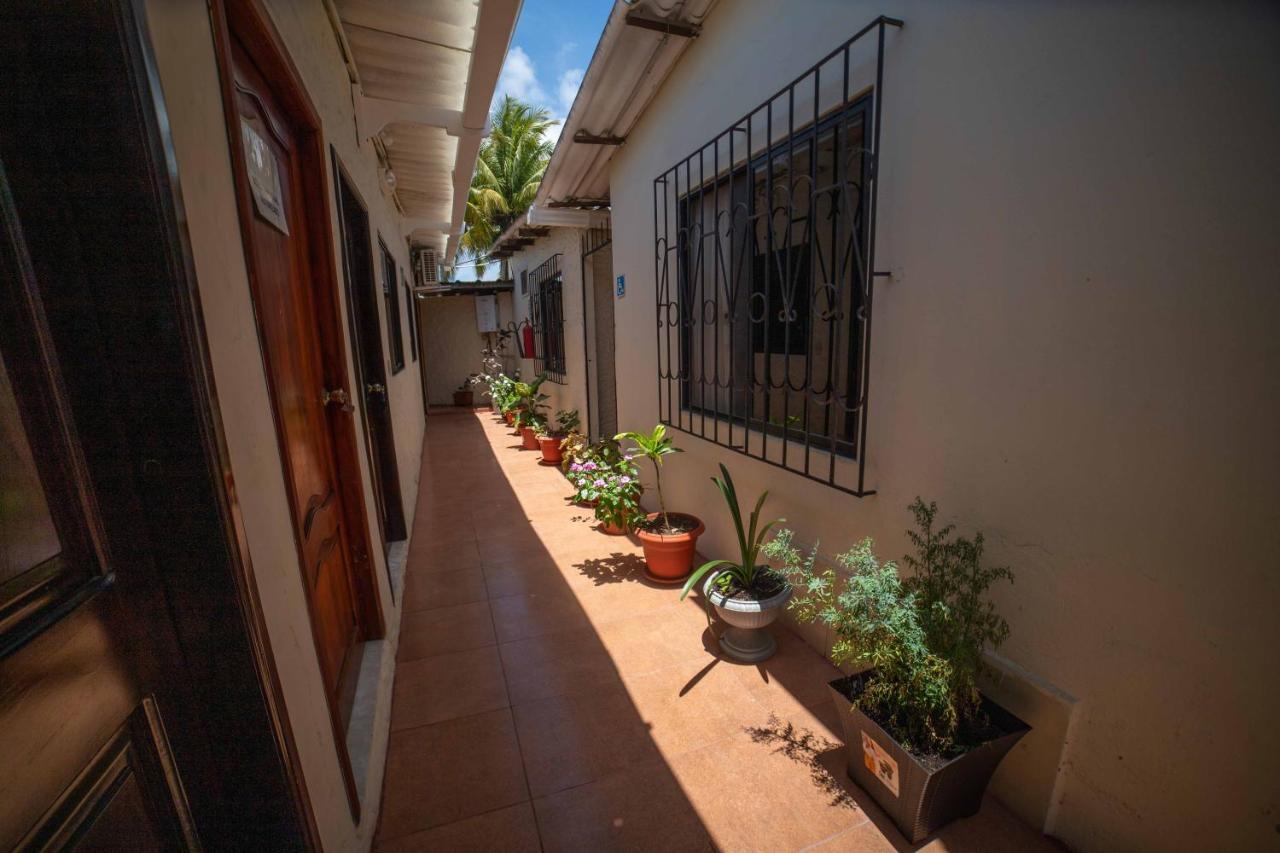 Hostal Gladismar Puerto Villamil Exterior photo